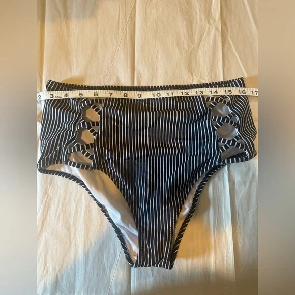 Black and White Striped Bikini Set - Picture 9 of 16